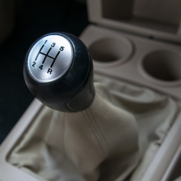Automat czy manual? Zalety i wady obu rodzajów skrzyń biegów.