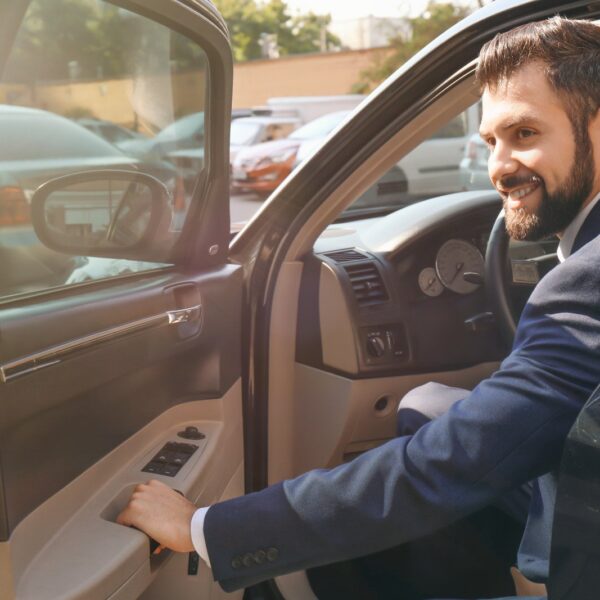 Dlaczego kopie mnie prąd jak dotykam metali po wyjściu z samochodu? Przyczyny i rozwiązania.