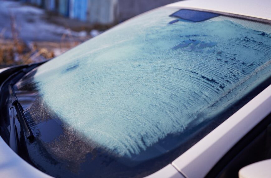 Dlaczego szyby zamarzają od środka? Przyczyny i sposoby zapobiegania.