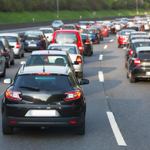 Jak jeździć na suwak? Technika jazdy w korkach.