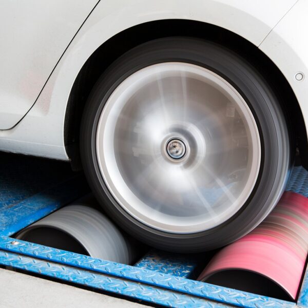 Jak sprawdzić ile koni ma auto? Sprawdzenie mocy silnika w aucie.