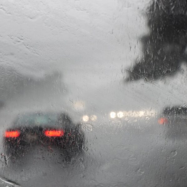 Jak zachowywać się podczas burzy na drodze? Bezpieczeństwo na drodze.