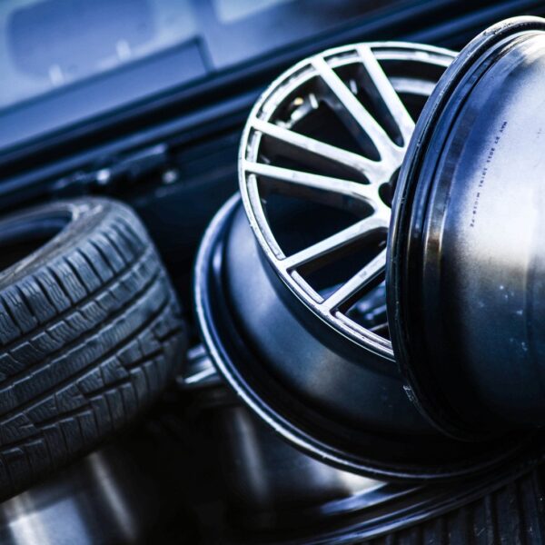 Jak zdjąć oponę z felgi? Porady i narzędzia potrzebne do demontażu.