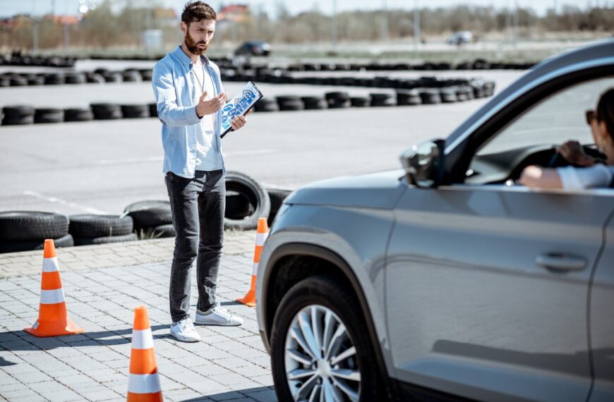 Jak zostać instruktorem jazdy? Wymagania i ścieżka kariery.