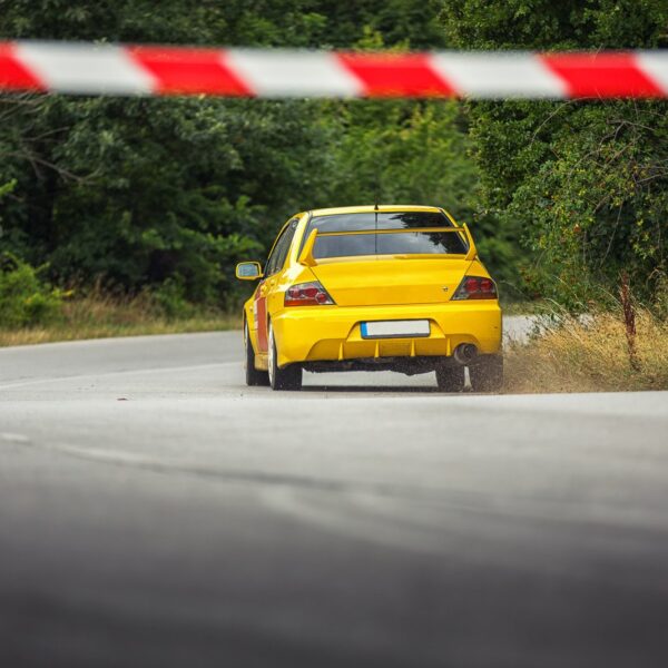 Jak zostać kierowcą rajdowym? Droga do kariery w sportach motorowych.