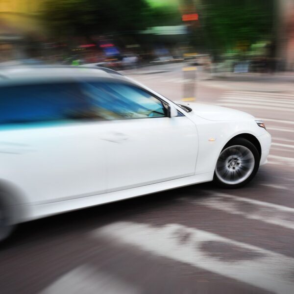 Kiedy można zawracać na drodze? Kompletny przewodnik.