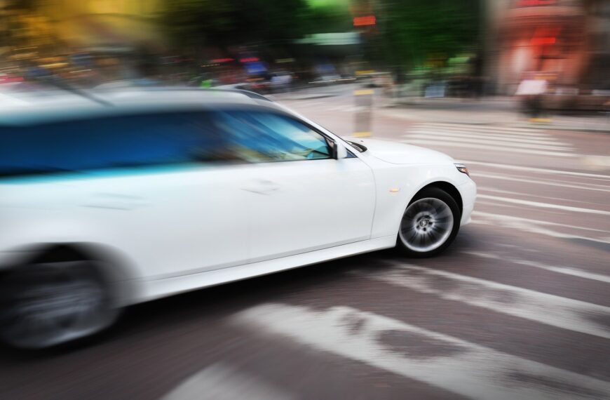 Kiedy można zawracać na drodze? Kompletny przewodnik.