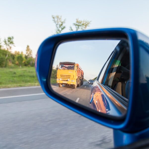 Jak prawidłowo ustawić lusterka w samochodzie? Poradnik dla lepszej widoczności.