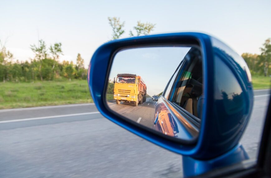 Jak prawidłowo ustawić lusterka w samochodzie? Poradnik dla lepszej widoczności.