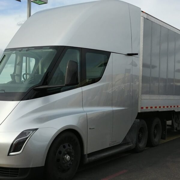 Tesla Semi – opinie, cena, dane techniczne, wymiary, spalanie, osiągi
