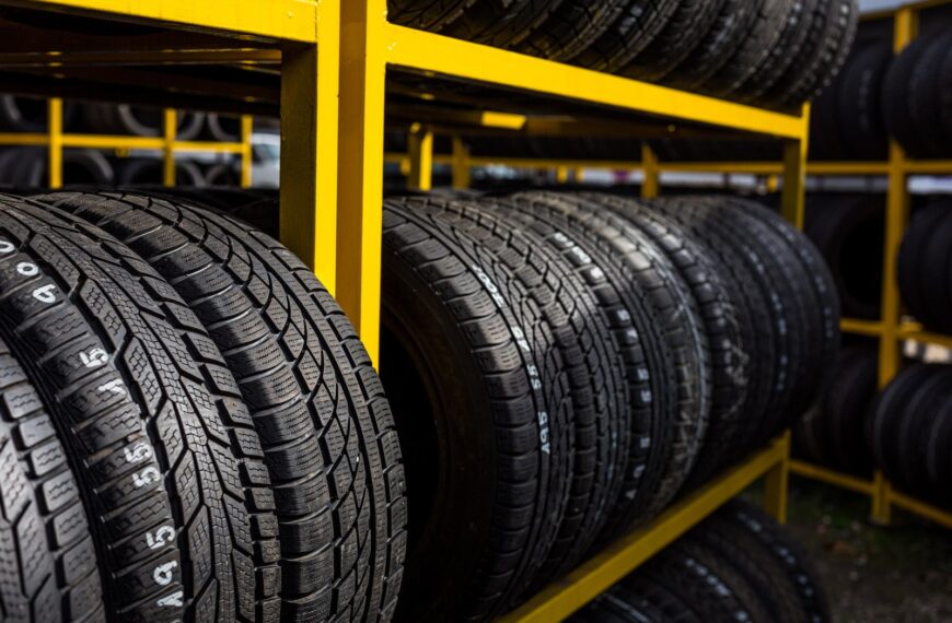 Jak dobrać opony do swojego samochodu? Kiedy zmieniać opony letnie na zimowe i odwrotnie.