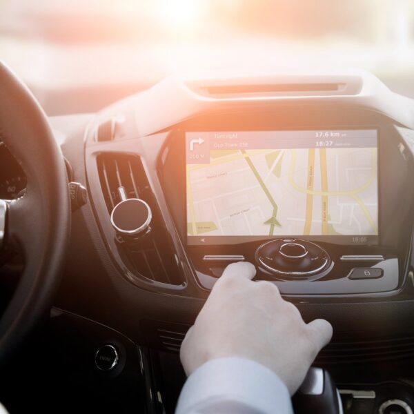 Jak wybrać odpowiednią nawigację GPS do samochodu? Porównanie dostępnych modeli i funkcji.