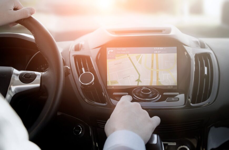 Jak wybrać odpowiednią nawigację GPS do samochodu? Porównanie dostępnych modeli i funkcji.