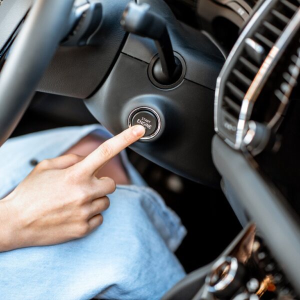 Jak prawidłowo korzystać z systemu start-stop? Zalety, wady i wskazówki.