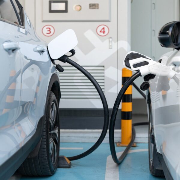 Elektryczne czy hybrydowe? Co warto wiedzieć przed zakupem ekologicznego auta.