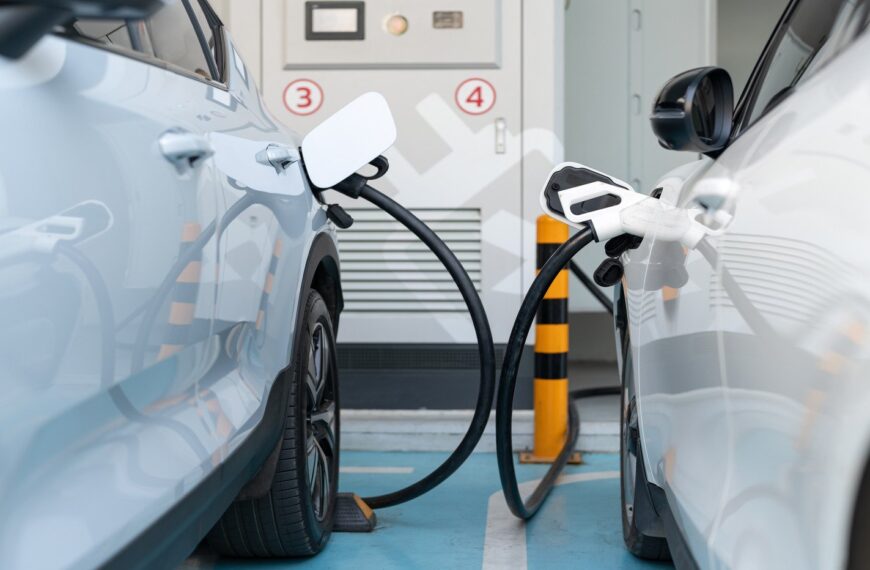 Elektryczne czy hybrydowe? Co warto wiedzieć przed zakupem ekologicznego auta.