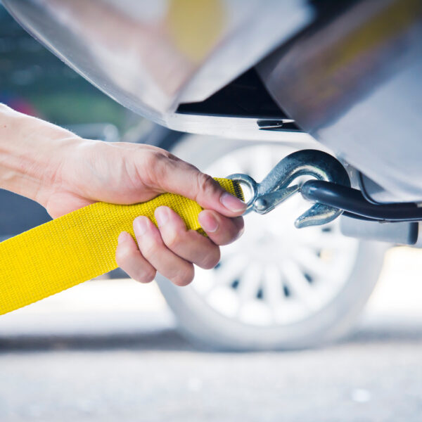 Jak bezpiecznie lawetować samochód? Podstawowe zasady i wskazówki.