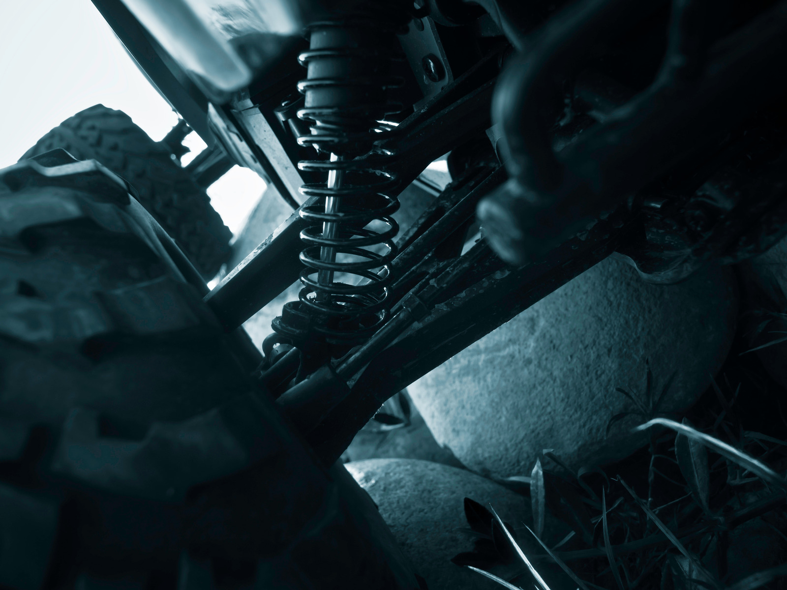 Jak rozpoznać zużycie amortyzatorów? Objawy, na które warto zwrócić uwagę.