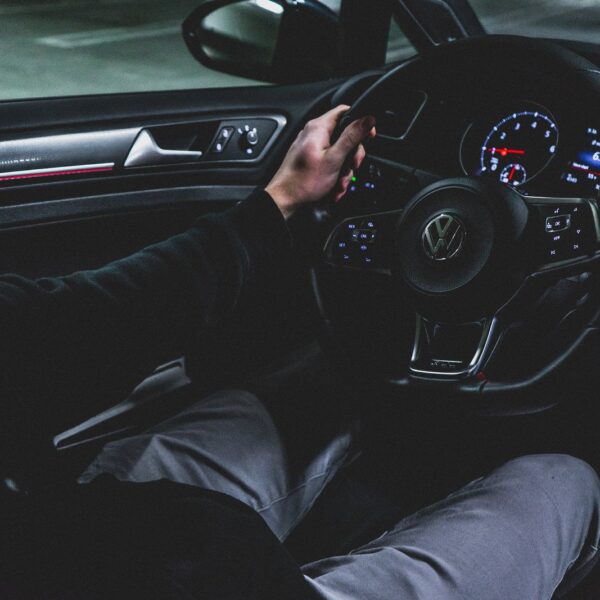 Jakie są zalety i wady samochodów hybrydowych? Porównanie z innymi rodzajami napędu.