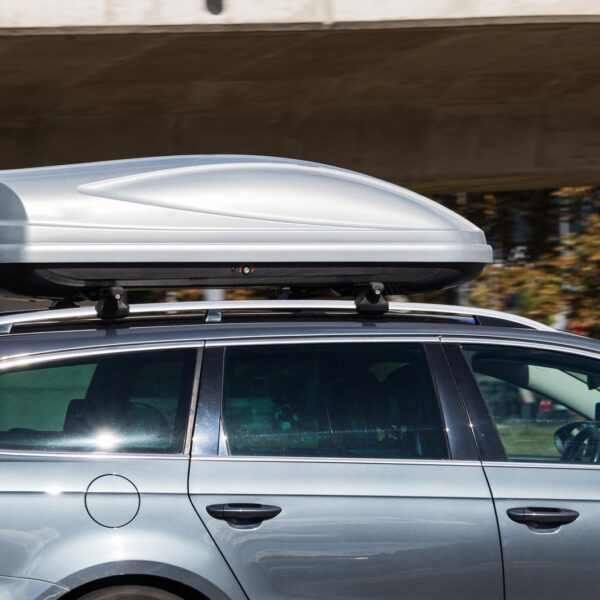 Jak wybrać odpowiedni bagażnik dachowy? Przewodnik dla miłośników aktywnego wypoczynku.
