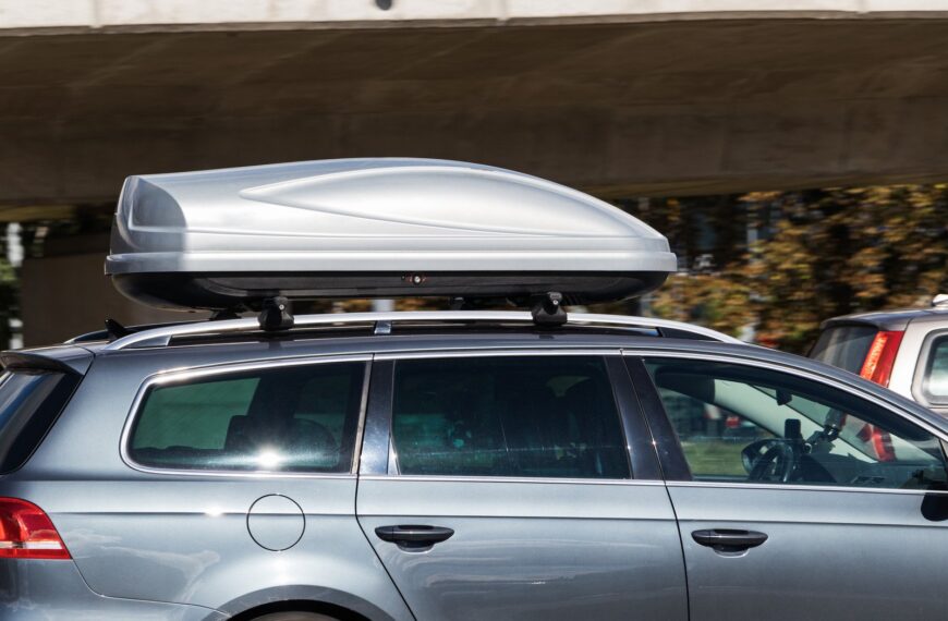 Jak wybrać odpowiedni bagażnik dachowy? Przewodnik dla miłośników aktywnego wypoczynku.