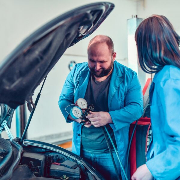 Jak założyć i prowadzić własny warsztat samochodowy? Praktyczne porady dla przedsiębiorczych.