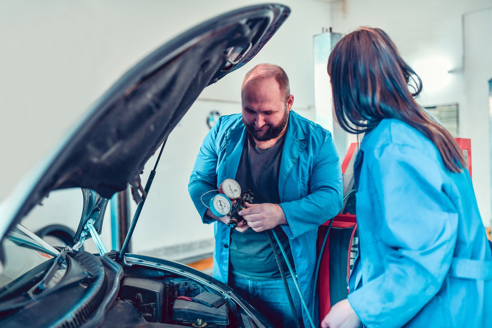 Jak założyć i prowadzić własny warsztat samochodowy? Praktyczne porady dla przedsiębiorczych.