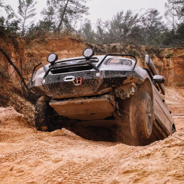 Jak działa napęd na cztery koła? Rodzaje i zastosowania w różnych modelach aut.