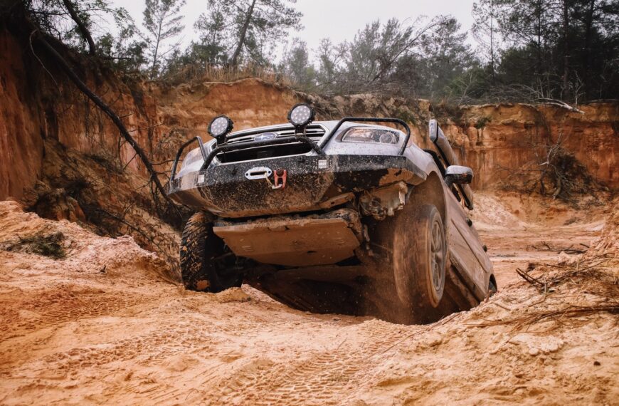 Jak działa napęd na cztery koła? Rodzaje i zastosowania w różnych modelach aut.