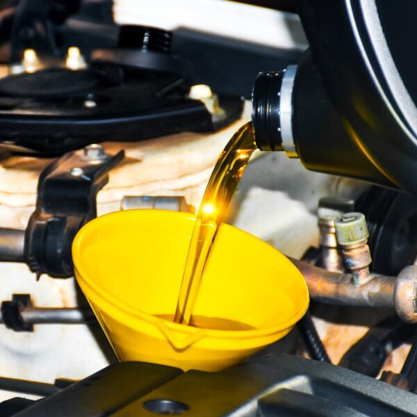 Jak wybrać odpowiedni olej silnikowy? Kompletny przewodnik po rodzajach i klasach olejów.