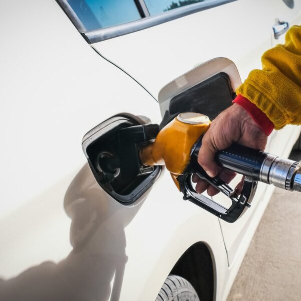 Jak zmniejszyć zużycie paliwa w codziennej jeździe? Praktyczne wskazówki i techniki.