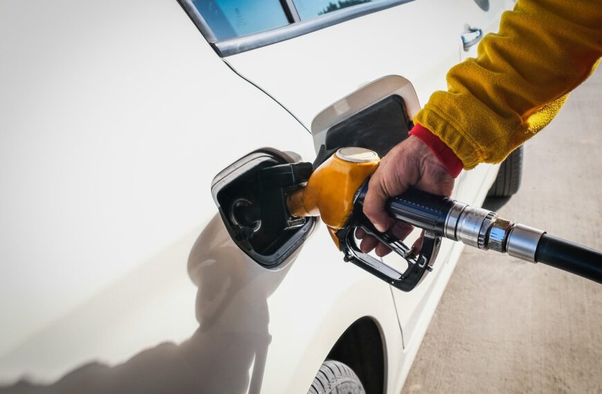 Jak zmniejszyć zużycie paliwa w codziennej jeździe? Praktyczne wskazówki i techniki.