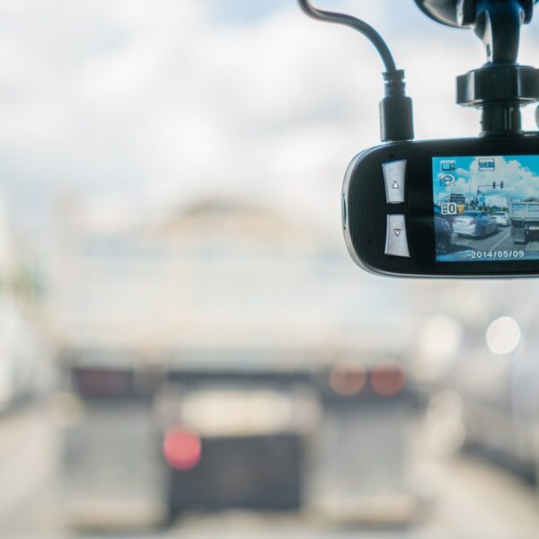 Jakie są korzyści z używania samochodowych rejestratorów wideo? Przewodnik po wyborze i instalacji.