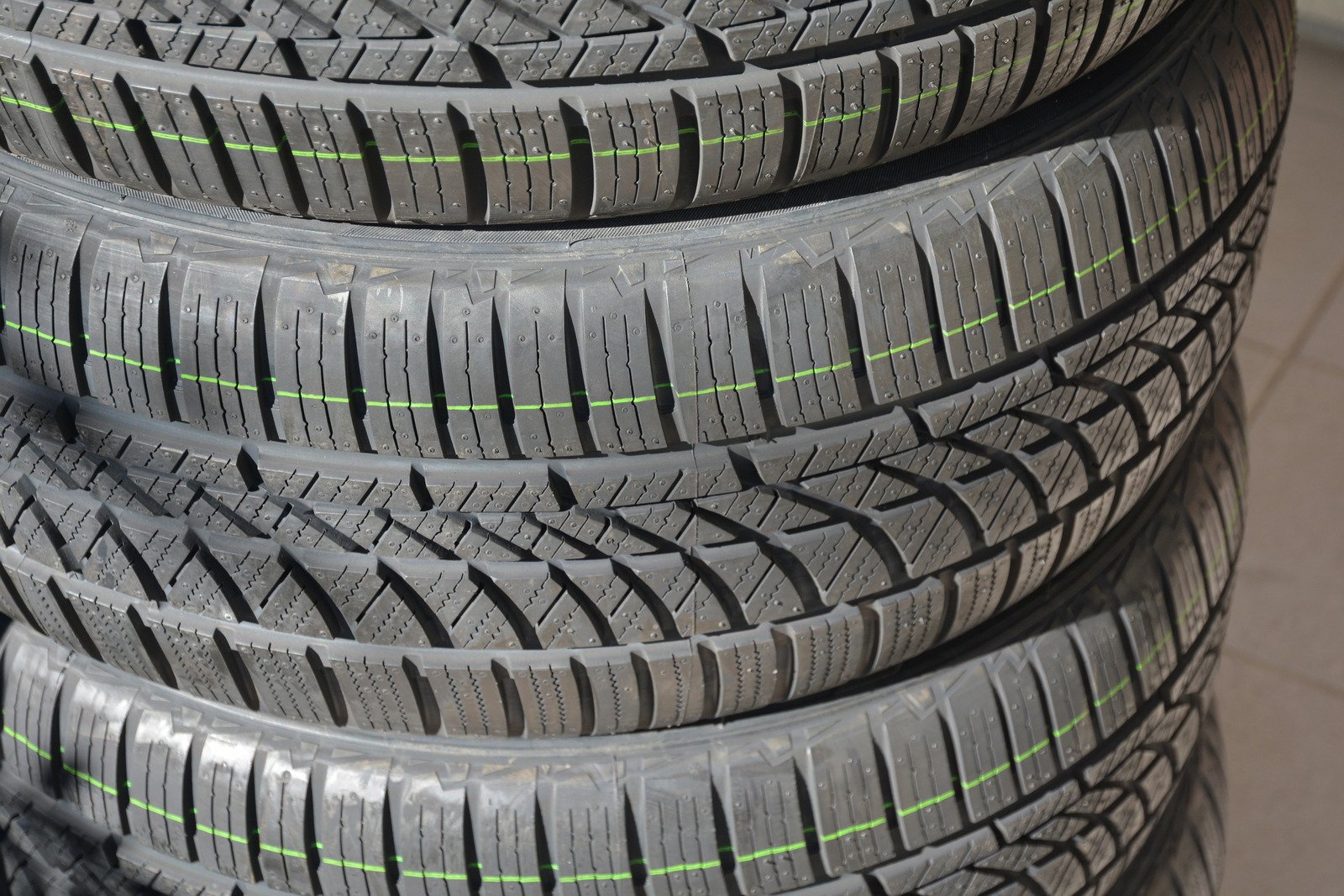 Jakie są najważniejsze różnice między oponami całorocznymi a sezonowymi?