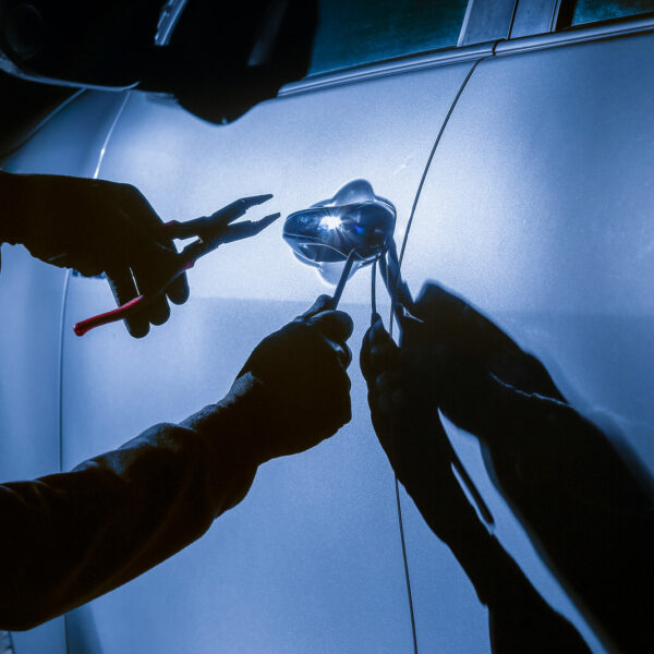 Porównanie zabezpieczeń antykradzieżowych: alarmy, immobilizery i blokady kierownicy.