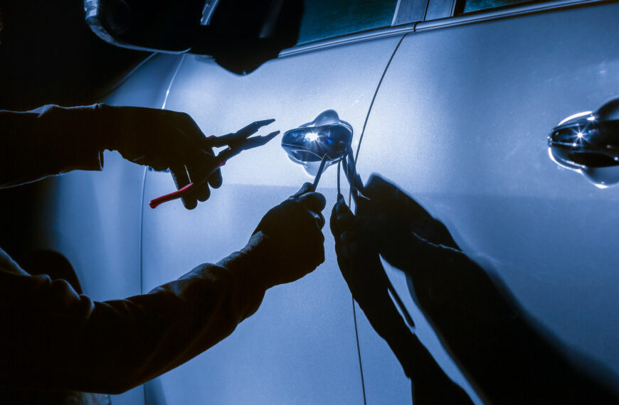 Porównanie zabezpieczeń antykradzieżowych: alarmy, immobilizery i blokady kierownicy.