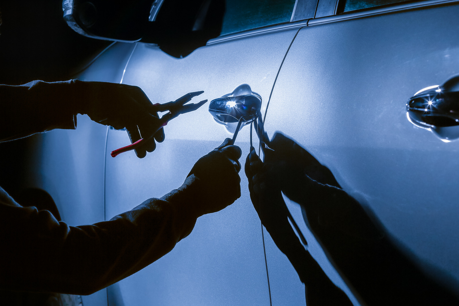 Porównanie zabezpieczeń antykradzieżowych: alarmy, immobilizery i blokady kierownicy.